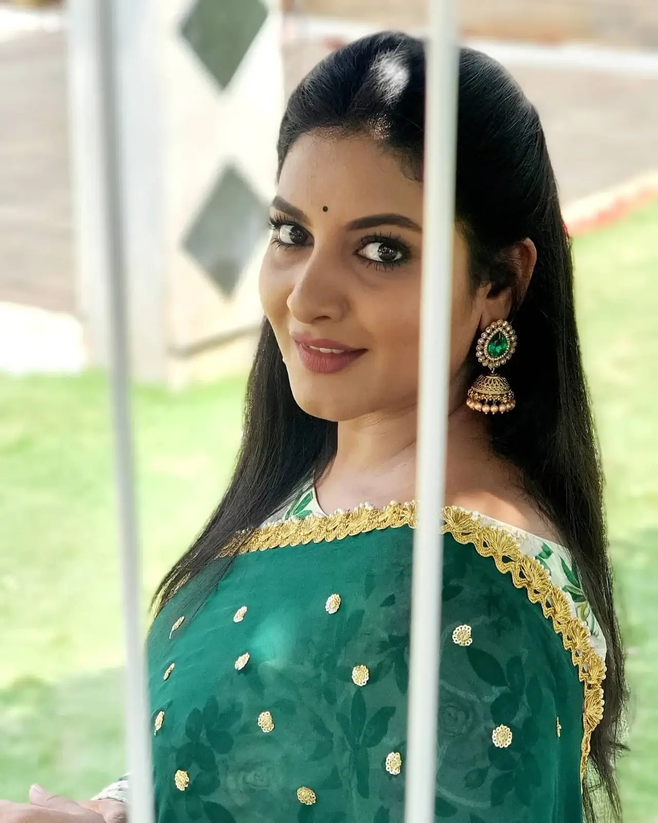 Indian TV Girl Pallavi Ramisetty Photos in Traditional Green Saree